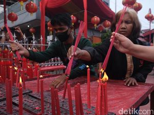 Suasana Ibadah Imlek di Vihara Boen Tek Bio Tangerang Suasana Ibadah Imlek di Vihara Boen Tek Bio Tangerang