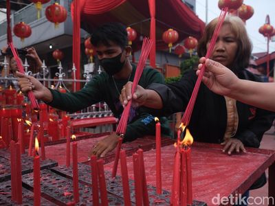 Suasana Ibadah Imlek di Vihara Boen Tek Bio Tangerang