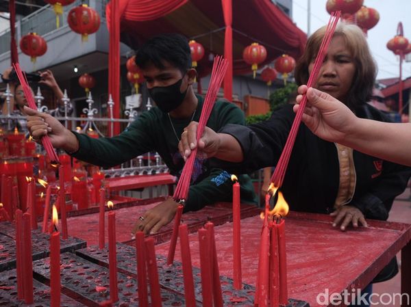 Suasana Ibadah Imlek di Vihara Boen Tek Bio Tangerang