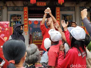 Semarak Imlek 2023 Jogja, Warga Berebut Angpao di Klenteng Gondomanan Semarak Imlek 2023 Jogja, Warga Berebut Angpao di Klenteng Gondomanan