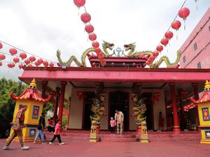 Suasana Imlek Klenteng Tertua di Indonesia Timur