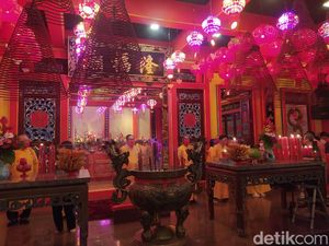 Melihat dari Dekat Sembahyang Sambut Imlek 2023 di Kelenteng Magelang