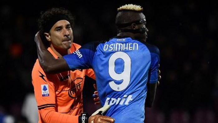 Salernitanas Mexican goalkeeper Guillermo Ochoa (L) and Napolis Nigerian forward Victor Osimhen greet during the Italian Serie A football match between Salernitana and Napoli on January 21, 2023 at the Arigis stadium in Salerno. (Photo by Filippo MONTEFORTE / AFP)