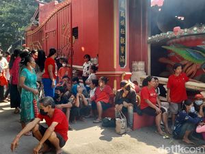 Cerita Warga Rela Jalan Kaki demi Angpau di Vihara Satya Dharma Jakut Cerita Warga Rela Jalan Kaki demi Angpau di Vihara Satya Dharma Jakut