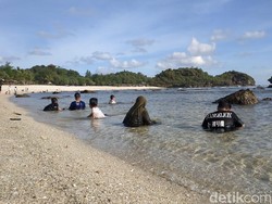 Pantai Pacitan Dibanjiri Wisatawan Saat Libur Imlek