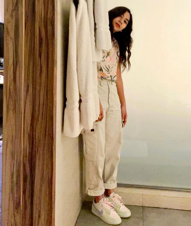 Adinda Thomas dengan Blouse Motif Adinda Thomas