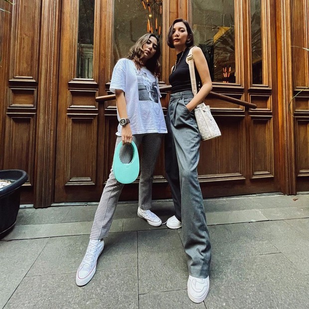 Adinda Thomas dengan T-shirt dan Celana Motif Adinda Thomas