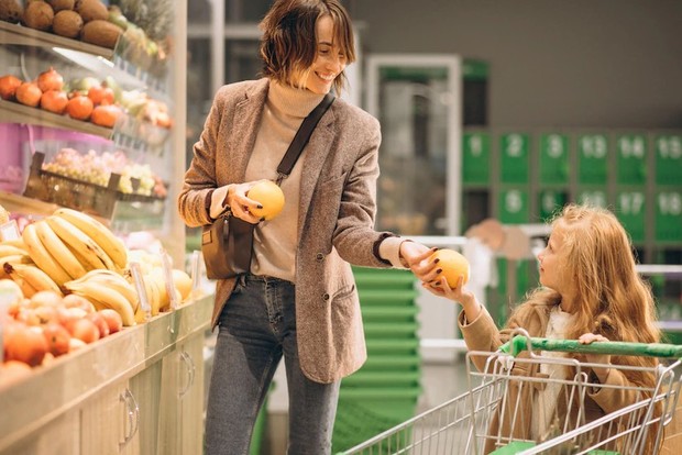 Berbelanja kebutuhan bersama anak dapat mengajarkan mereka tentang mengatur uang secara hemat.