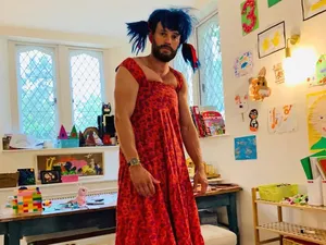 7 Aksi Kocak Artis Pria Berbadan Kekar Dandan Cantik Demi Anak