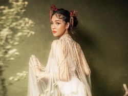 Gaya Seksi Anya Geraldine Ucapkan Selamat Imlek, Pakai Gaun Putih Transparan