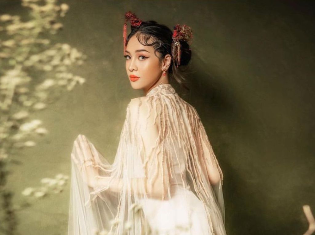 Gaya Seksi Anya Geraldine Ucapkan Selamat Imlek, Pakai Gaun Putih Transparan Gaya Seksi Anya Geraldine Ucapkan Selamat Imlek, Pakai Gaun Putih Transparan