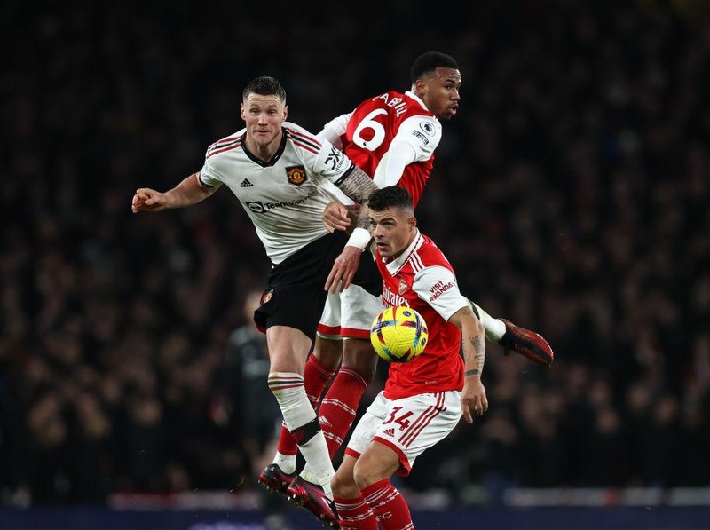 LONDON, ENGLAND - JANUARY 22: Wout Weghorst of Manchester United, Gabriel Magalhaes of Arsenal and Granit Xhaka of Arsenal challenge for the ball during the Premier League match between Arsenal FC and Manchester United at Emirates Stadium on January 22, 2023 in London, United Kingdom. (Photo by James Williamson - AMA/Getty Images)
