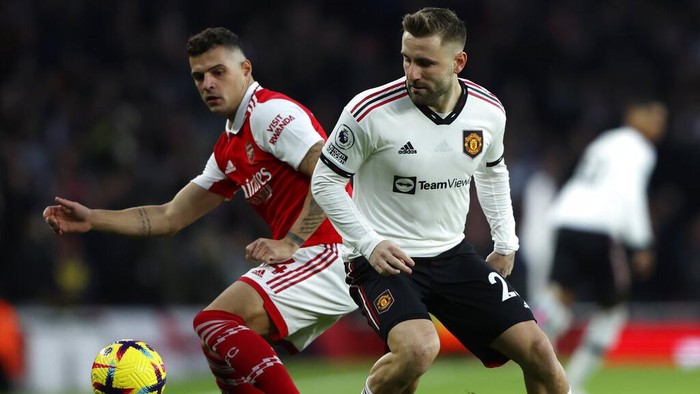 Arsenals Granit Xhaka, left, duels for the ball with Manchester Uniteds Luke Shaw during the English Premier League soccer match between Arsenal and Manchester United at Emirates stadium in London, Sunday, Jan. 22, 2023. (AP Photo/Ian Walton)