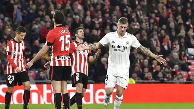 Real Madrid's Toni Kroos, right, celebrates after scoring his side's second goal during the Spanish La Liga soccer match between Athletic Club Bilbao and Real Madrid at the San Mames stadium in Bilbao, Spain, Sunday, Jan. 22, 2023. (AP Photo/Alvaro Barrientos)