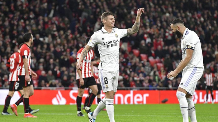 Real Madrids Toni Kroos, centre, celebrates with Karim Benzema after scoring his sides second goal during the Spanish La Liga soccer match between Athletic Club Bilbao and Real Madrid at the San Mames stadium in Bilbao, Spain, Sunday, Jan. 22, 2023. (AP Photo/Alvaro Barrientos)