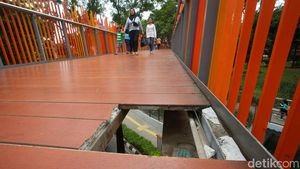 Awas! Ada Lubang Gede di Infinity Link Bridge Tebet Eco Park