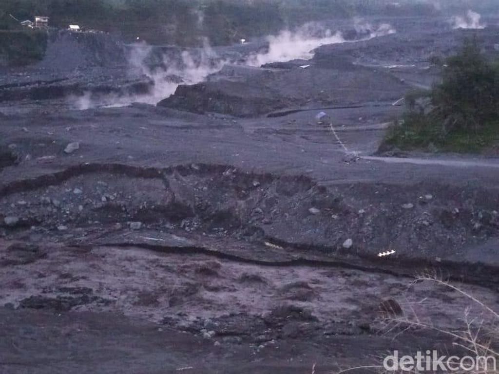 Banjir Lahar Dingin Semeru Tutup Jalur Alternatif Lumajang-Malang