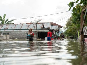 Banjir Menerjang Pemukiman Warga di Pidie Aceh