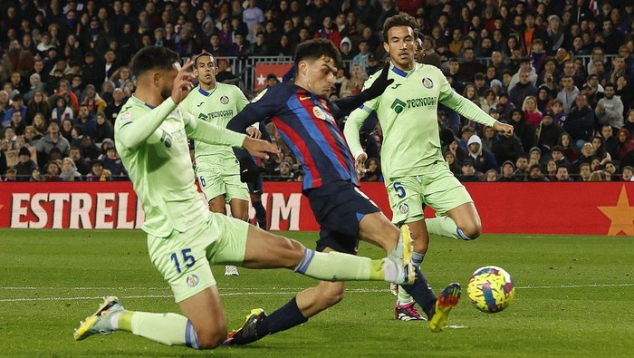 Soccer Football - LaLiga - FC Barcelona v Getafe - Camp Nou, Barcelona, Spain - January 22, 2023 FC Barcelonas Pedri scores their first goal REUTERS/Albert Gea