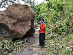Batu Besar Longsor dan Tutup Jalan Warga di Bunutan