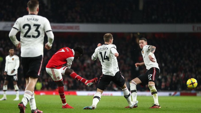 LONDON, ENGLAND - JANUARY 22: Bukayo Saka of Arsenal scores a goal to make it 2-1 during the Premier League match between Arsenal FC and Manchester United at Emirates Stadium on January 22, 2023 in London, United Kingdom. (Photo by James Williamson - AMA/Getty Images)