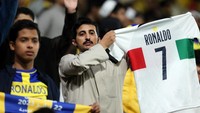 Ronaldo menjadi sosok yang paling ditunggu di lapangan. Foto: REUTERS/AHMED YOSRI