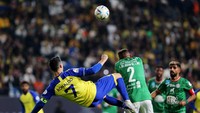 Sejumlah aksi diperlihatkan Ronaldo dalam debut kompetitifnya bersama Al Nassr, termasuk aksi salto. Foto: REUTERS/AHMED YOSRI