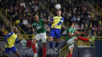 Ronaldo tidak mencetak gol di dalam debut kompetitifnya itu, tapi Al Nassr berhasil menang 1-0 atas Al Ettifaq lewat gol Anderson Talisca. Foto: REUTERS/AHMED YOSRI