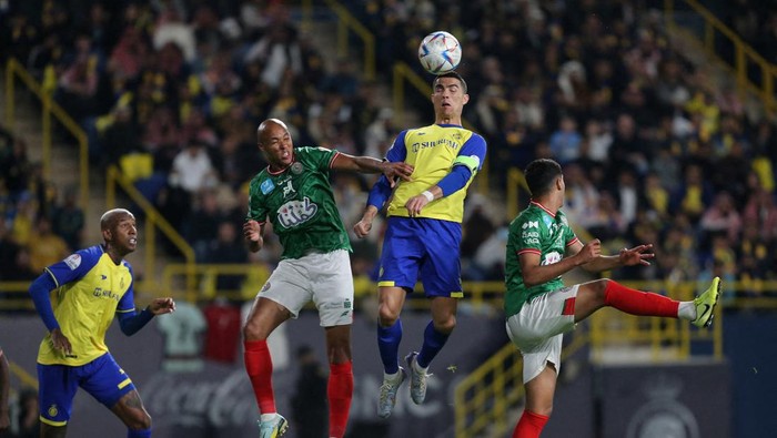 Cristiano Ronaldo, Al Nassr vs Al Ettifaq Soccer Football - Saudi Pro League - Al Nassr v Al Ettifaq - Mrsool Park, Riyadh, Saudi Arabia - January 22, 2023 Al Nassr's Cristiano Ronaldo and Anderson Talisca in action with Al Ittifaq's Marcel Tisserand REUTERS/Ahmed Yosri TPX IMAGES OF THE DAY