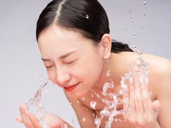 4 Cara Membersihkan Wajah yang Benar Sebelum Tidur agar Awet Muda