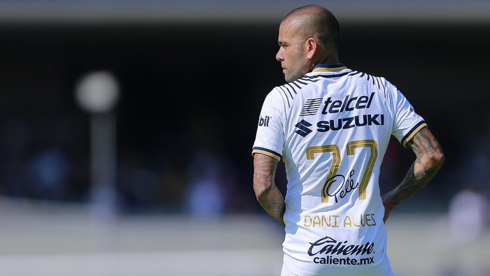 MEXICO CITY, MEXICO - JANUARY 08: Dani Alves of Pumas looks on during the 1st round match between Pumas UNAM and FC Juarez as part of the Torneo Clausura 2023 Liga MX at Olimpico Universitario Stadium on January 8, 2023 in Mexico City, Mexico. (Photo by Mauricio Salas/Jam Media/Getty Images)