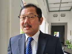 Unair Beri Penjelasan Usai Copot Dekan FK yang Tolak Dokter Asing