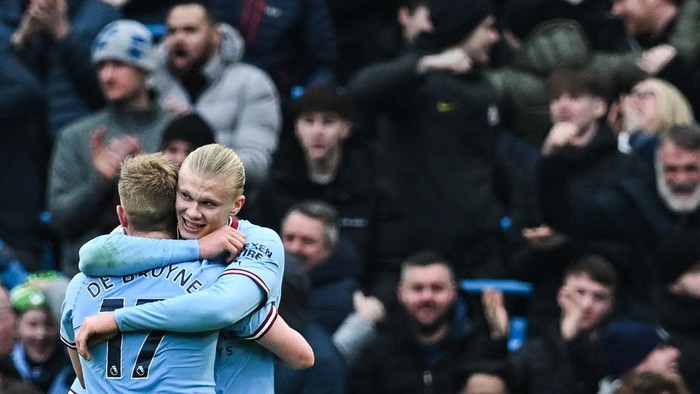 Manchester Citys Norwegian striker Erling Haaland (rear R) celebrates with Manchester Citys Belgian midfielder Kevin De Bruyne (front L) after scoring his team first goal during the English Premier League football match between Manchester City and Wolverhampton Wanderers  at the Etihad Stadium in Manchester, north west England, on January 22, 2023. - RESTRICTED TO EDITORIAL USE. No use with unauthorized audio, video, data, fixture lists, club/league logos or live services. Online in-match use limited to 120 images. An additional 40 images may be used in extra time. No video emulation. Social media in-match use limited to 120 images. An additional 40 images may be used in extra time. No use in betting publications, games or single club/league/player publications. (Photo by Paul ELLIS / AFP) / RESTRICTED TO EDITORIAL USE. No use with unauthorized audio, video, data, fixture lists, club/league logos or live services. Online in-match use limited to 120 images. An additional 40 images may be used in extra time. No video emulation. Social media in-match use limited to 120 images. An additional 40 images may be used in extra time. No use in betting publications, games or single club/league/player publications. / RESTRICTED TO EDITORIAL USE. No use with unauthorized audio, video, data, fixture lists, club/league logos or live services. Online in-match use limited to 120 images. An additional 40 images may be used in extra time. No video emulation. Social media in-match use limited to 120 images. An additional 40 images may be used in extra time. No use in betting publications, games or single club/league/player publications. (Photo by PAUL ELLIS/AFP via Getty Images)