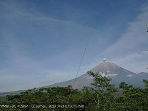 Letusan Erupsi Gunung Semeru 800 Meter, PVMBG Imbau Waspada Batu Pijar