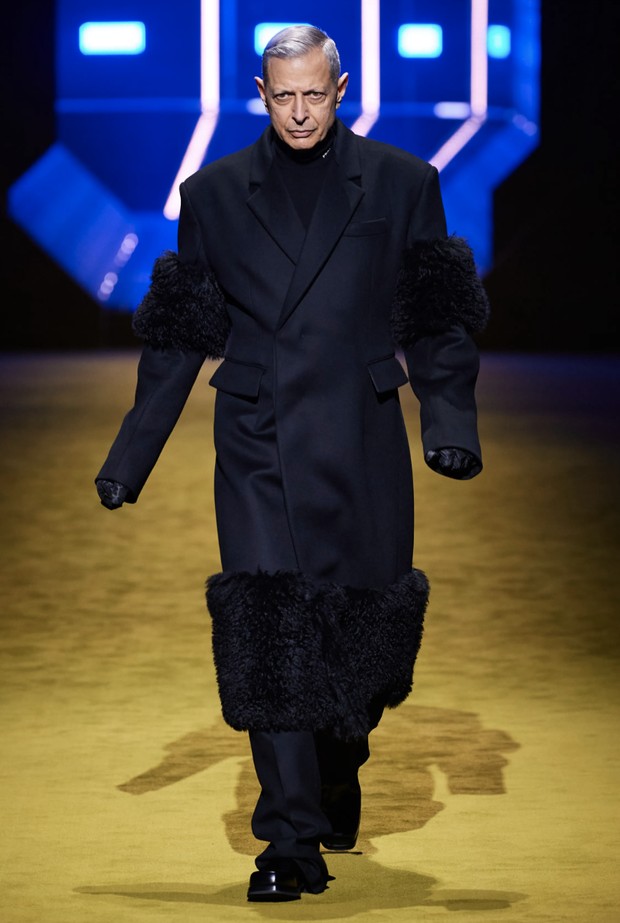 Foto: vogue.com/Filippo Fior / Gorunway.com Jeff Goldblum menutup Prada Menswear Fall 2022/