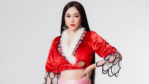 8 Gaya Artis Rayakan Imlek 2023, Aura Kasih Pakai Rok Belahan Tinggi