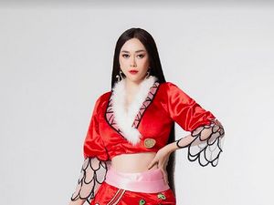 8 Gaya Artis Rayakan Imlek 2023, Aura Kasih Pakai Rok Belahan Tinggi