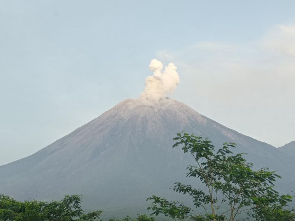 Gunung Semeru Tercatat Erupsi Dua Kali Pagi Ini