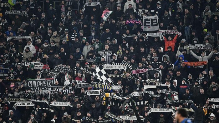 Juventus supporters hold scarves  during the Italian Serie A football match between Juventus and Atalanta at the Juventus Stadium in Turin, on January 22, 2023. (Photo by Isabella BONOTTO / AFP) (Photo by ISABELLA BONOTTO/AFP via Getty Images)