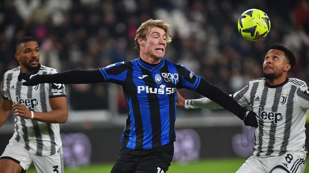 Soccer Football - Serie A - Juventus v Atalanta - Allianz Stadium, Turin, Italy - January 22, 2023 Atalanta's Rasmus Hojlund in action with Juventus' Weston McKennie and Bremer REUTERS/Massimo Pinca