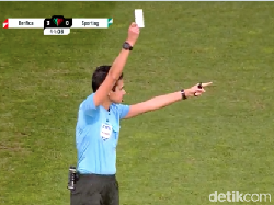 Sejarah! Pertama Kalinya Wasit keluarkan Kartu Putih di Kompetisi Sepakbola