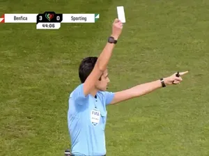 Pertama dalam Sejarah! Wasit Acungkan Kartu Putih di Sepak Bola Pertama dalam Sejarah! Wasit Acungkan Kartu Putih di Sepak Bola