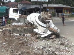 Patung Bima Ikon Purwakarta Hancur Dihantam Truk Oleng!