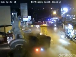 Detik-detik Truk Oleng Hantam Patung Bima Ikon Purwakarta