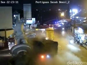 Detik-detik Truk Oleng Hantam Patung Bima Ikon Purwakarta Detik-detik Truk Oleng Hantam Patung Bima Ikon Purwakarta