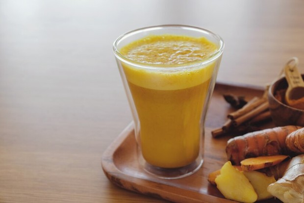 Latte berbahan kunyit sangat sehat untuk dikonsumsi sebelum tidur/Foto:Freepik.com/Sewcream Trobosan baru latte berbahan kunyit baik untuk meningkatkan kualitas tidur malam.