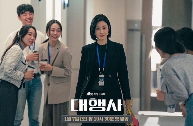 Lee Bo Young sebagai eksekutuif perempuan pertama/ Foto: instagram.com/jtbcdrama