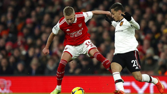 Arsenals Oleksandr Zinchenko, left, duels for the ball with Manchester Uniteds Antony during the English Premier League soccer match between Arsenal and Manchester United at Emirates stadium in London, Sunday, Jan. 22, 2023. (AP Photo/Ian Walton)