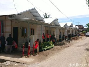 Gubernur Khofifah Serahkan Rumah Relokasi Korban Tanah Longsor Trenggalek