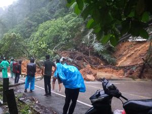 Longsor di Sitinjau Lauik, Jalur Padang-Solok Macet Total